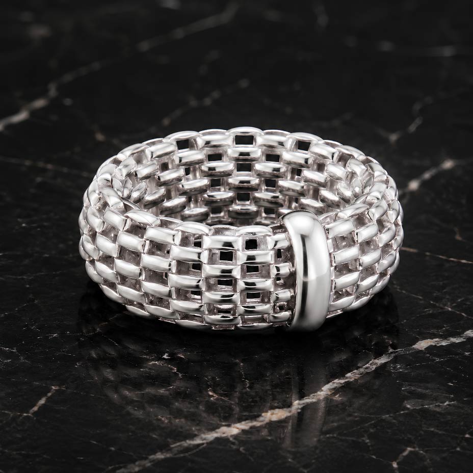 La chiusura pavé con 42 diamanti bianchi